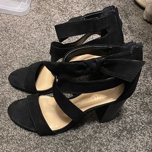 NWOB LC Lauren Conrad Strap Bow Heels size 8.5